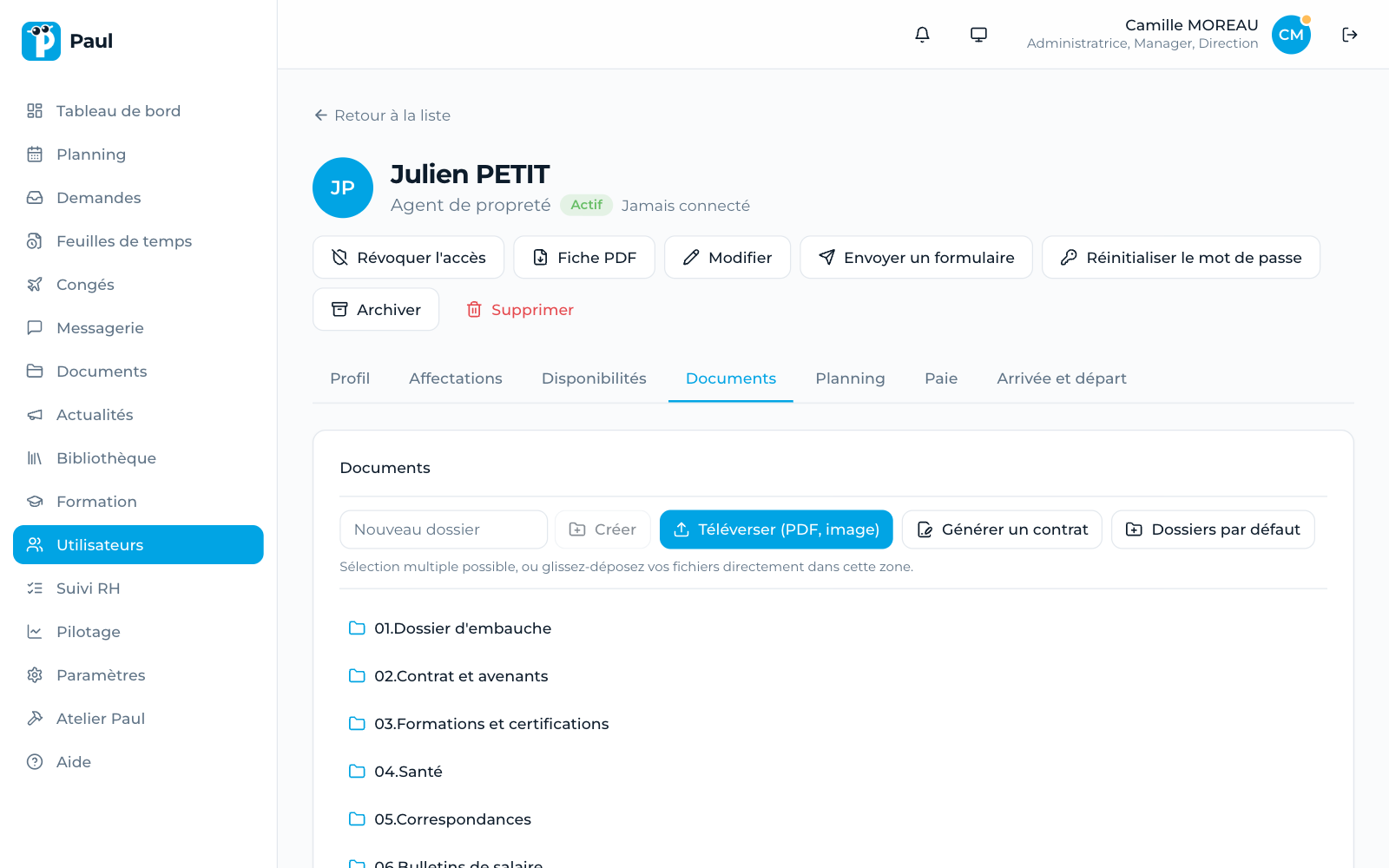 Les documents d’un salarié dans Paul, rangés par dossiers, avec les boutons Téléverser et Générer un contrat